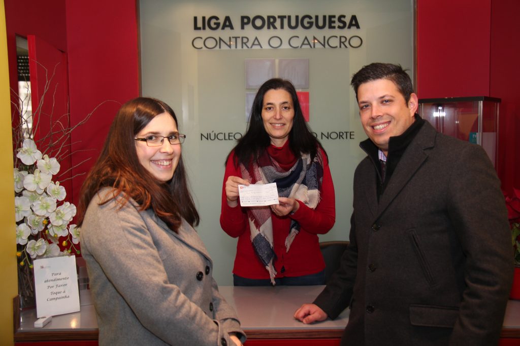 Entrega do cheque à instituição.